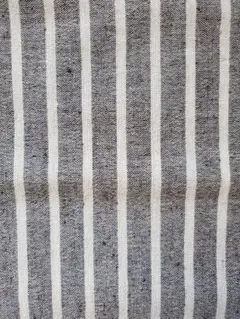 グレーとホワイトのストライプ 種類不明　柔らかい生地　薄手 サイズ60×114