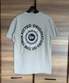 New Era ベージュTシャツ バックプリント