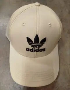 adidas Beige色Black刺繍ロゴ入りキャップ 男女用フリーサイズ