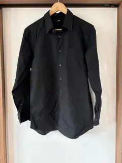 ユニクロ　ブラックカラー　shirt