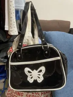 shein エナメル 黒 ハンドバッグ 蝶のデザイン