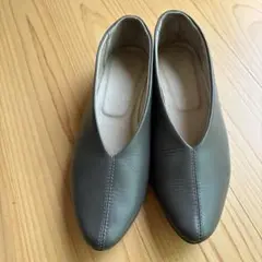 EMA グレー レザー ポインテッドトゥ フラットシューズ