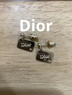 Dior ディオール　ゴールドタグ型ピアス　プレート　ロゴ