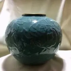 深川製磁 花生 有田焼 呉須青磁牡丹彫刻 丸 8号花生け 青磁 牡丹 浮き彫り