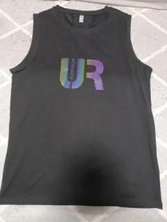 U R ロゴ入り黒タンクトップ