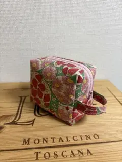 ハンドメイド　yuwaいちご柄 ラミネートボックスポーチ