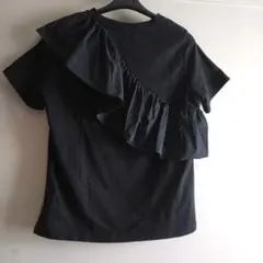 フリル付き黒半袖Tシャツ