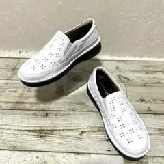 【新品未使用】ドルチェ牛革　パンチング　スリッポン　ローファー　白22.5 3E