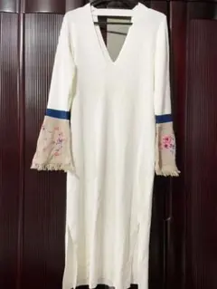 Mame Kurogouchi 袖花柄刺しゅうニットワンピース