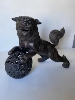玉乗りシーサー　狛犬　獅子　置物　金属製　魔除け　縁起物　邪気祓い