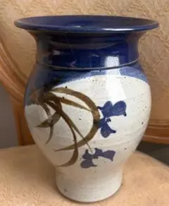 青と白の陶器の花瓶