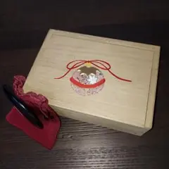 桐の木の小物入れとちりめんお生地きんちゃく入り枠木製鏡セットです。手まり押し絵柄
