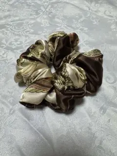 シルクサテンシュシュ　ブラウン