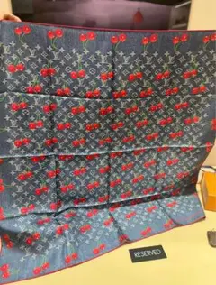 Louis Vuitton シルクスカーフ 赤白花柄 Louis Vuitton シルクスカーフ 赤白花柄