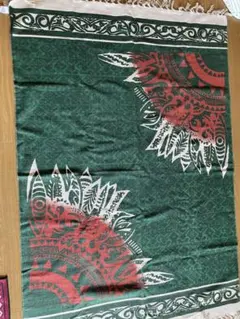 緑と赤の模様 140cm x 200cm ラグ　ソファーカバー