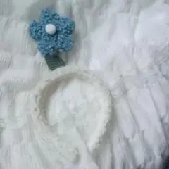 ホワイトヘアバンド 花モチーフ付き