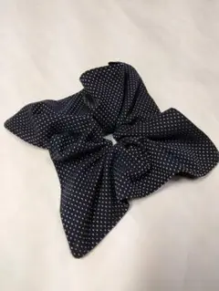 スクエア型シュシュ 2way 紺白ドット柄 黒ベロア ハンドメイド