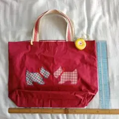 犬の刺繍入り赤いキャンバスバッグ