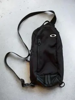 ≪OAKLEY≫オークリー 立体ロゴ スリングバッグ ワンショルダーバッグ