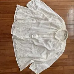 裾の刺繍レースが可愛いブラウス