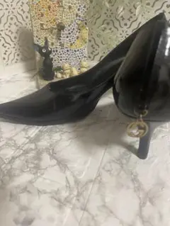 美品 GUCCI チャームロゴ ゴールド 黒 パンプス