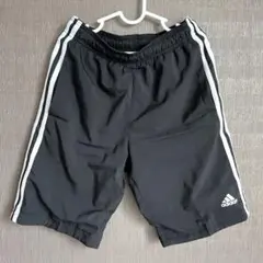 adidas 黒 ハーフパンツ 3本ライン　130cm