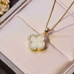 【ゴールド】　フラワーシェルネックレス　ブラック&ホワイト