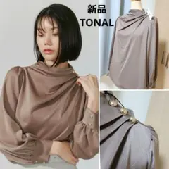 新品タグ付き♥️定価¥17,600♥️トーナル　ハイネックドレープブラウス　38
