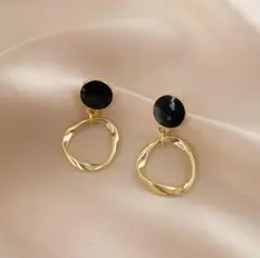 {人気商品} ピアス　ブラック　ゴールド　揺れる　大人っぽい　セクシー　色気