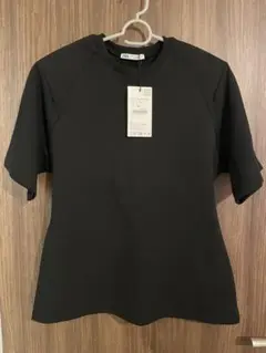 ZARA バックル付きショルダーパッド入りTシャツ 黒