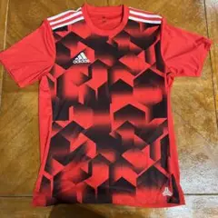 adidas 幾何学模様 赤シャツ