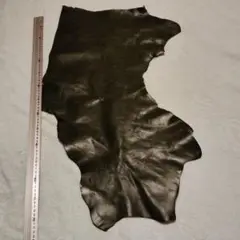 牛革（クローム鞣し）　濃緑色のソフトレザー。大きさは変形45cm☓60cm