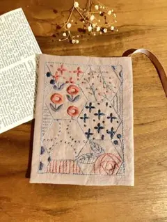 刺繍　ブックカバー　ハンドメイド　文庫本カバー　マカベアリス　手刺繍