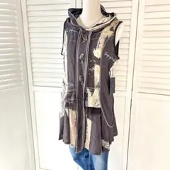 タグ付き EIKO KONDO フード付きジレ アート柄 デザインベスト