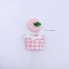 小さな動物着せ替え服 ピンクチェック服と桃のベレー帽