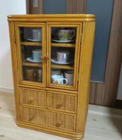 【訳あり品】ラタン　キャビネット ガラス扉付き 収納棚