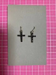 クロスモチーフピアス