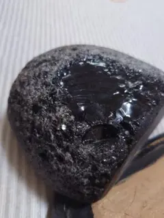 黒曜石 原石 丸みを帯びた形状
