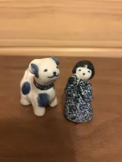 犬と女の子の染付陶人形