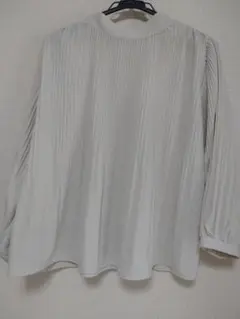 ベージュ プリーツデザイン 長袖シャツ