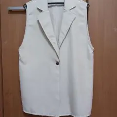 美品　ベージュベスト ボタン付き