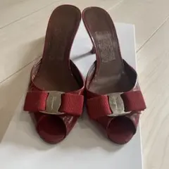 FERRAGAMO 赤 エナメル オープントゥミュール