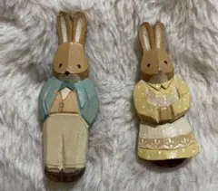 うさぎのペアブローチ木彫り