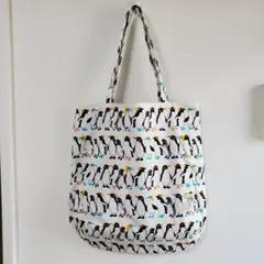 ペンギンの行進柄の丸底トートバッグ ハンドメイド 手作りバッグ 新品