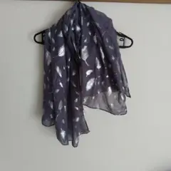 グレーの葉模様ストール