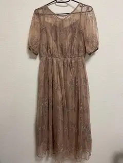 レースの花柄ワンピース