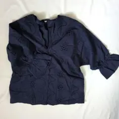 刺繍入りネイビーVネックブラウス