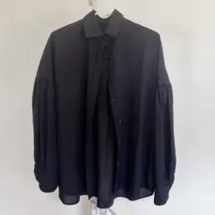 黒 長袖シャツ ボタン付き