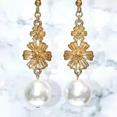 1点限り★【ピアス】コスモス×パール シンプルデザイン 秋 ホワイト