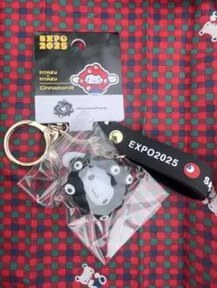 万博　サンリオ黒ミャクミャクなりきりキーホルダー　シナモロール